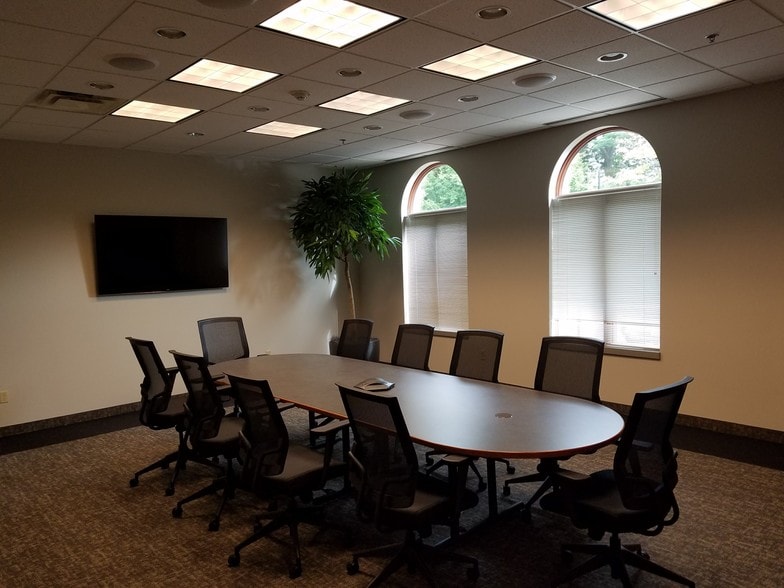 1907 E Wayzata Blvd, Wayzata, MN for lease - Interior Photo - Image 1 of 5