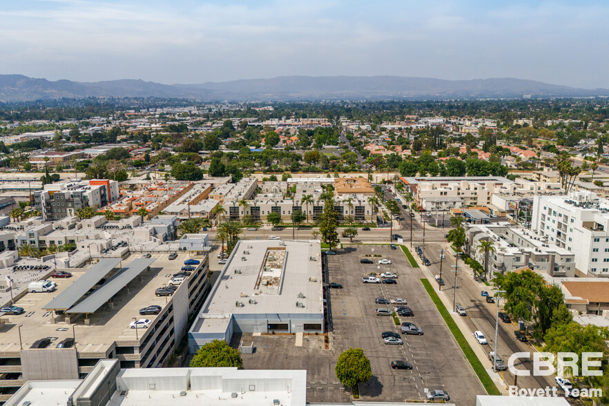 21010 Vanowen St, Canoga Park, CA for sale - Building Photo - Image 3 of 18