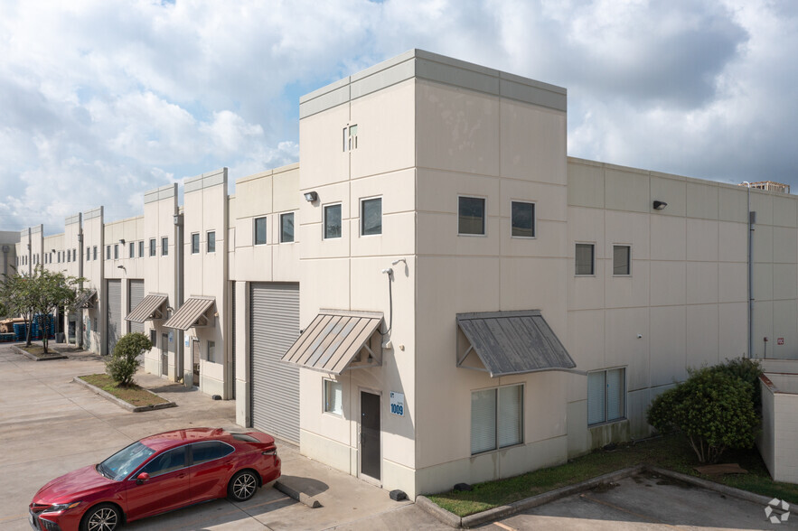 5750 N Sam Houston Pky E, Houston, TX for lease - Building Photo - Image 1 of 6