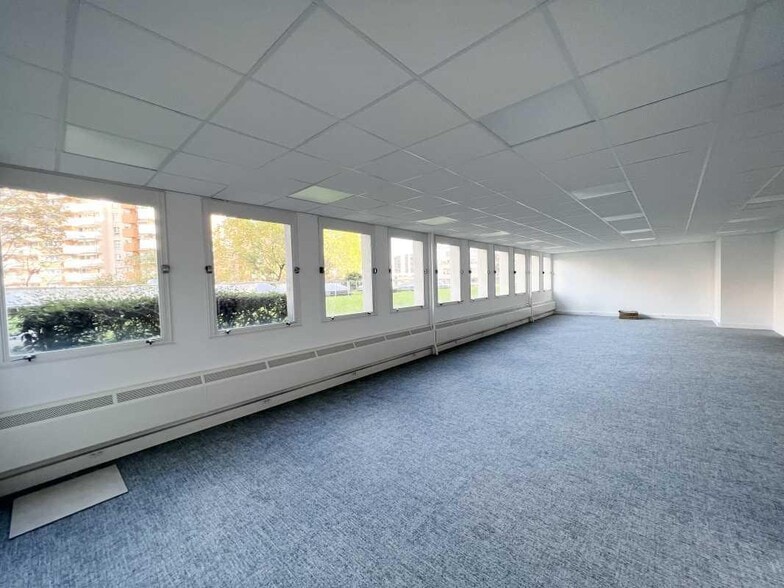 Flex in Paris for lease - Interior Photo - Image 3 of 9