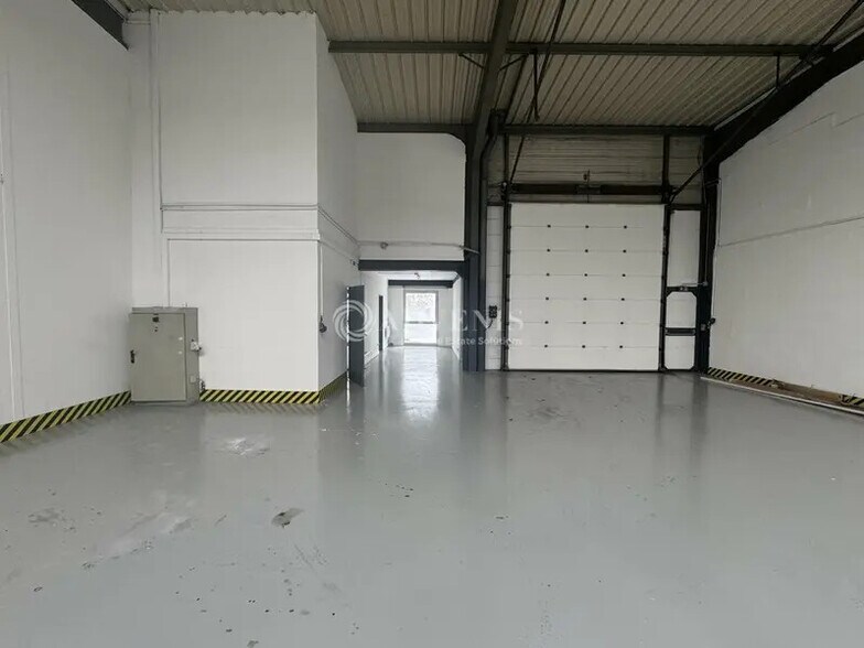 Flex in Gonesse for lease - Interior Photo - Image 3 of 10