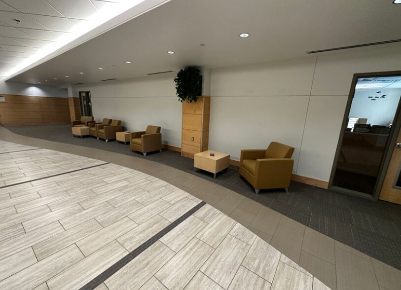 2925 Debarr Rd, Anchorage, AK for lease - Interior Photo - Image 2 of 7