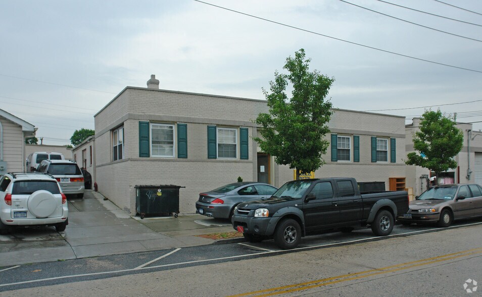 193 Horton Ave, Lynbrook, NY 11563