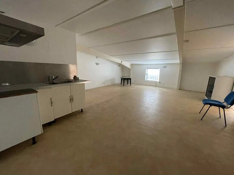 Flex in Senlis for lease - Interior Photo - Image 2 of 5