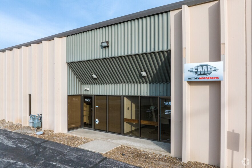 1651-1689 N Topping Ave, Kansas City, MO for lease - Building Photo - Image 3 of 7