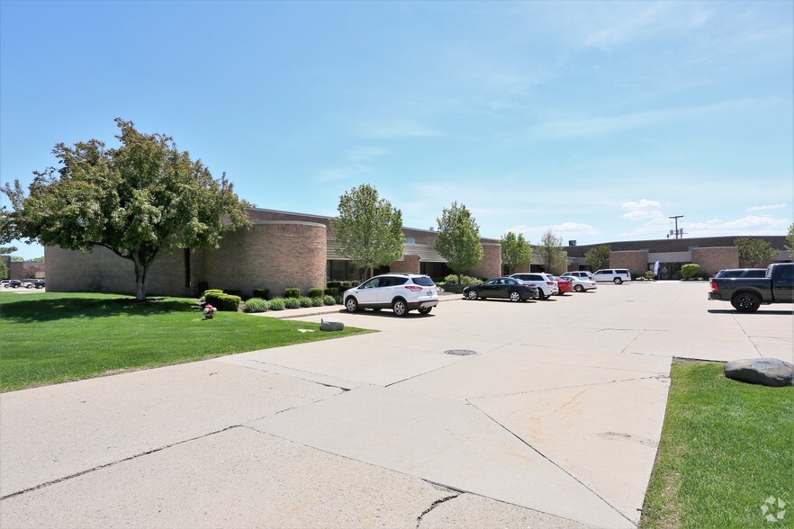 7314-7515 19 Mile Rd, Sterling Heights, MI for lease - Building Photo - Image 1 of 5