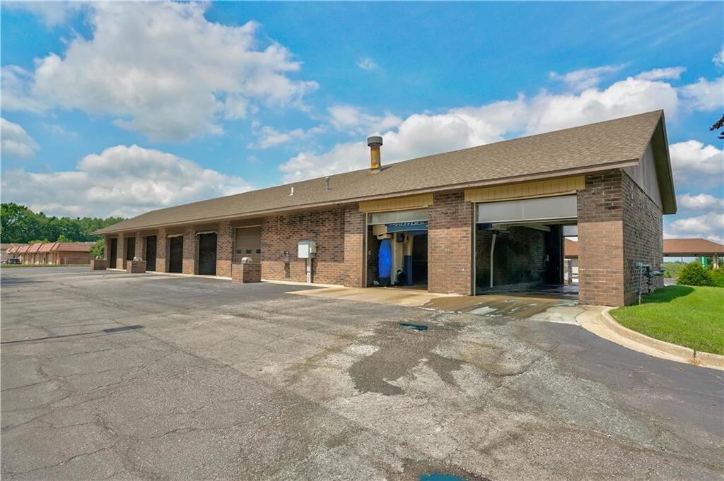 635 NE Woods Chapel Rd, Lees Summit, MO 64064 Bubble Time Car Wash