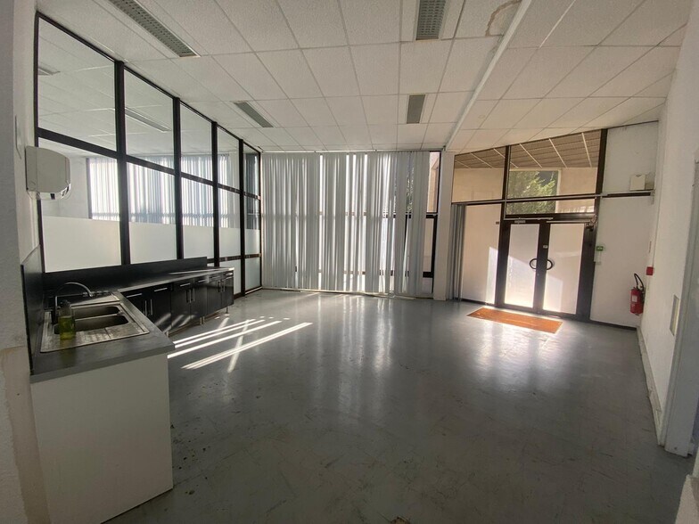 30 Avenue Du Chateau De Jouques, Gémenos for lease - Building Photo - Image 3 of 16