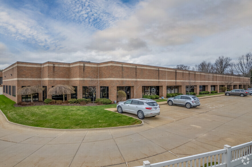 3755 Boettler Oaks Dr, Uniontown, OH for sale - Primary Photo - Image 1 of 1