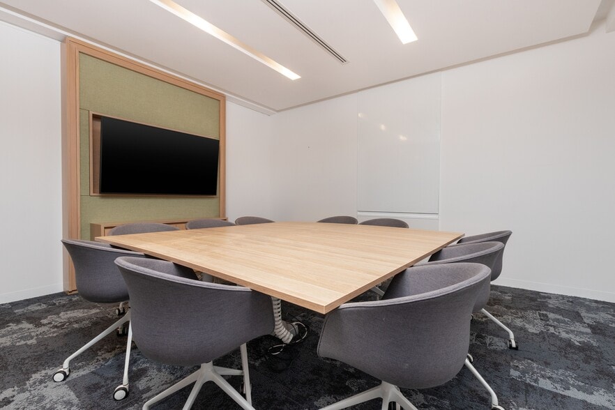 25 Clarendon Rd, Redhill for lease - Interior Photo - Image 1 of 9