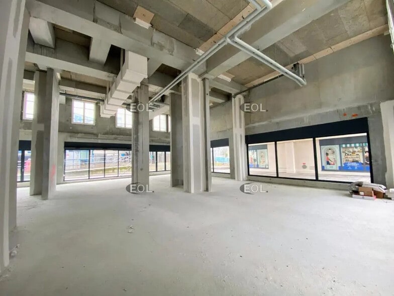 Retail in Clamart for lease - Interior Photo - Image 3 of 5