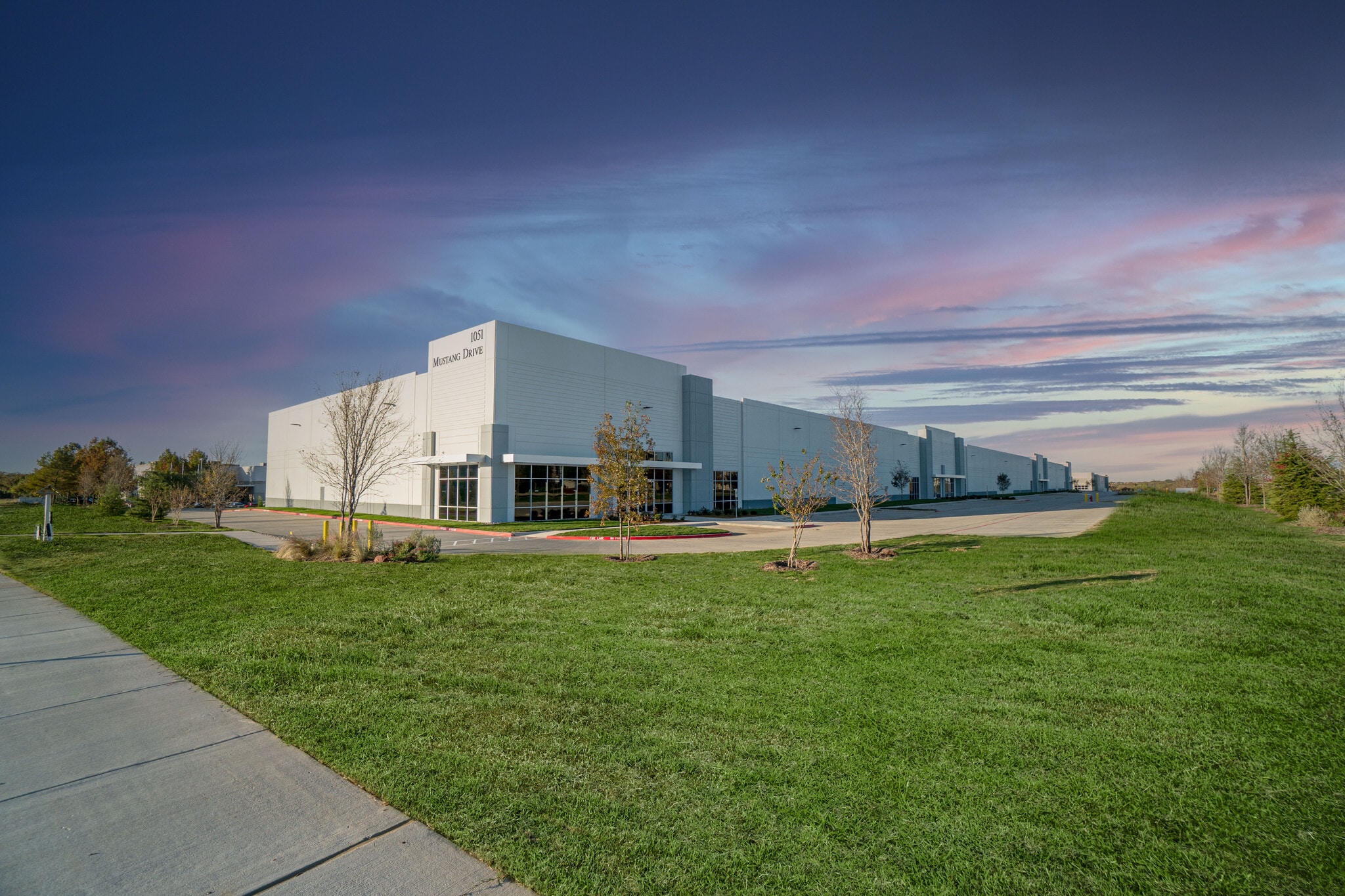1051 Mustang Dr, Dallas, TX for lease Primary Photo- Image 1 of 3