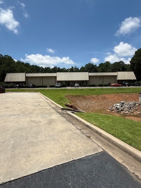 209 Industrial Park Dr, Cumming, GA for lease Building Photo- Image 1 of 9
