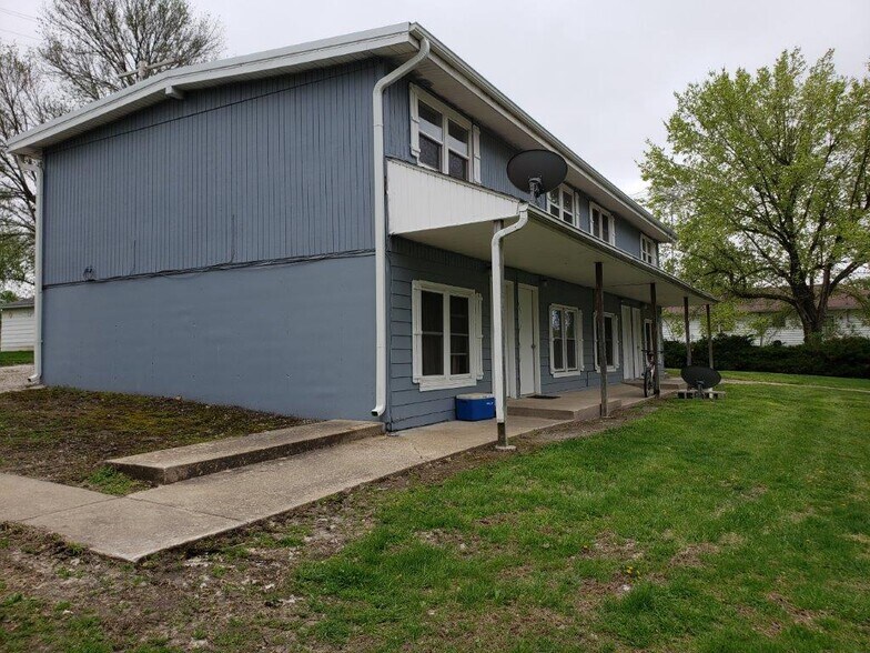 810 Howard St, Effingham, KS 66023 Howard Ave Apartments