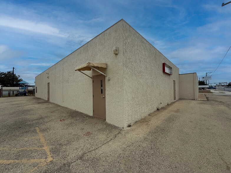 3402 N Big Spring St, Midland, TX for lease - Building Photo - Image 2 of 8