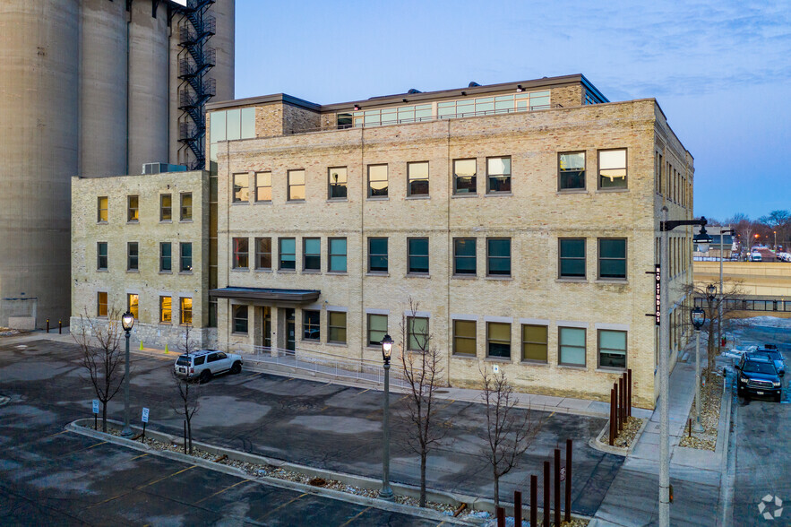 1037 W McKinley Ave, Milwaukee, WI for lease - Building Photo - Image 1 of 10