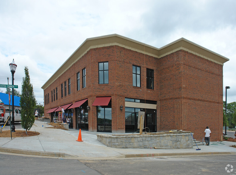 310 Town Center Ave, Suwanee, GA for lease - Building Photo - Image 3 of 9