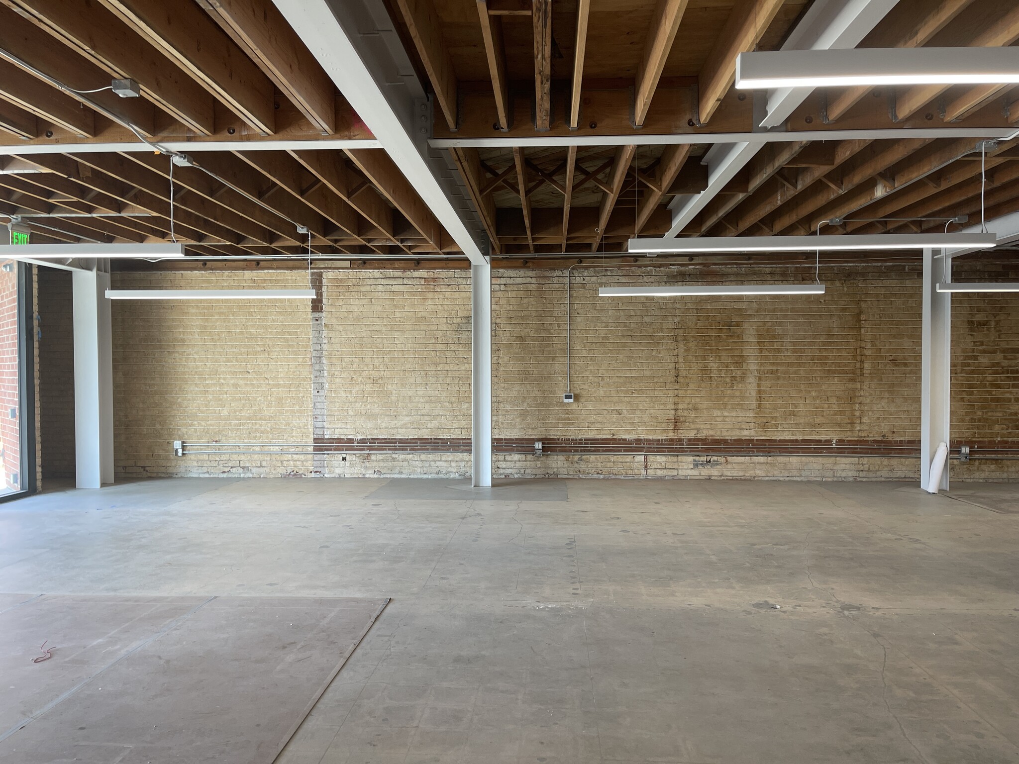 11757-11759 San Vicente Blvd, Los Angeles, CA for lease Interior Photo- Image 1 of 3