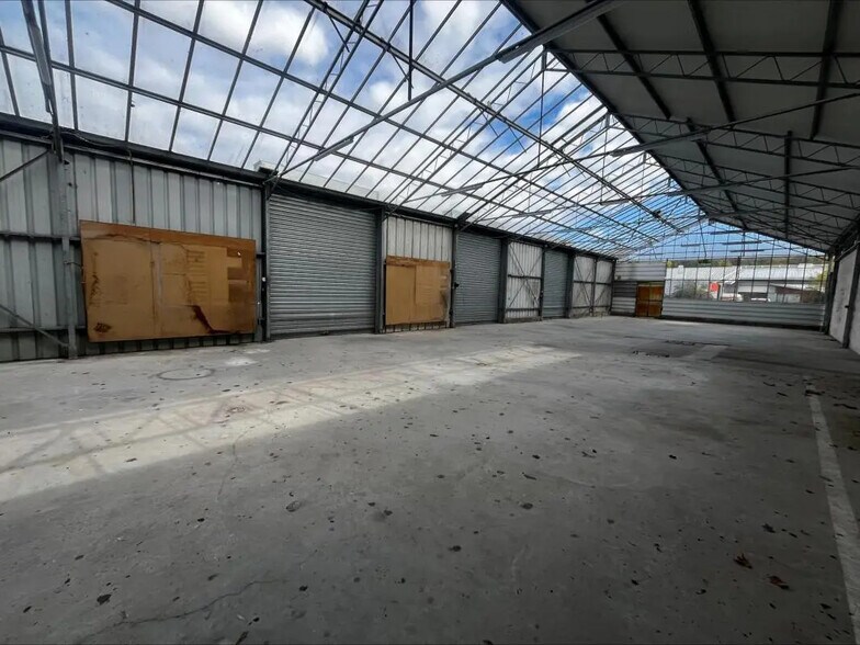 Flex in Amiens for lease - Interior Photo - Image 2 of 2