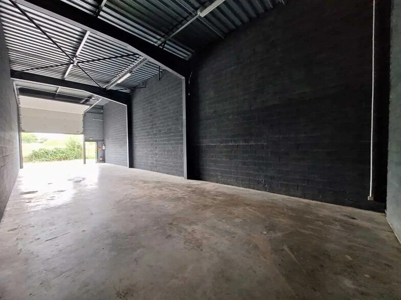 Office in Cadaujac for lease - Interior Photo - Image 1 of 5