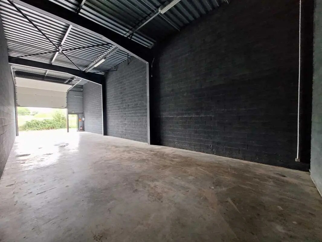 Office in Cadaujac for lease Interior Photo- Image 1 of 6