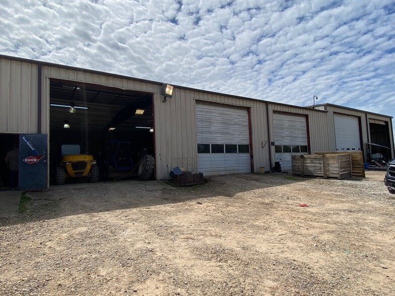 425 E Front St, De Kalb, TX for sale - Building Photo - Image 2 of 19