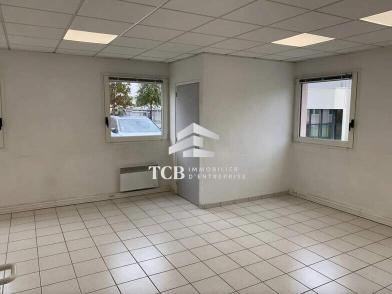 Office in Couëron for lease - Interior Photo - Image 3 of 6