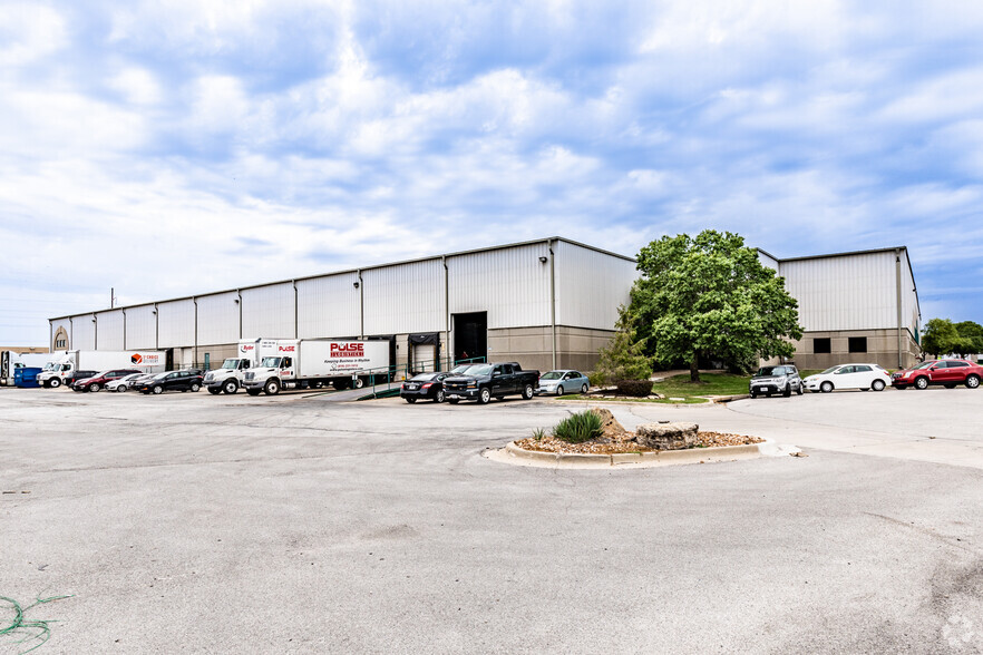 501-535 NW Parkway, Riverside, MO for lease - Building Photo - Image 2 of 9