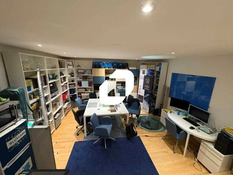 Office in Saint-Germain-en-Laye for lease - Interior Photo - Image 2 of 2