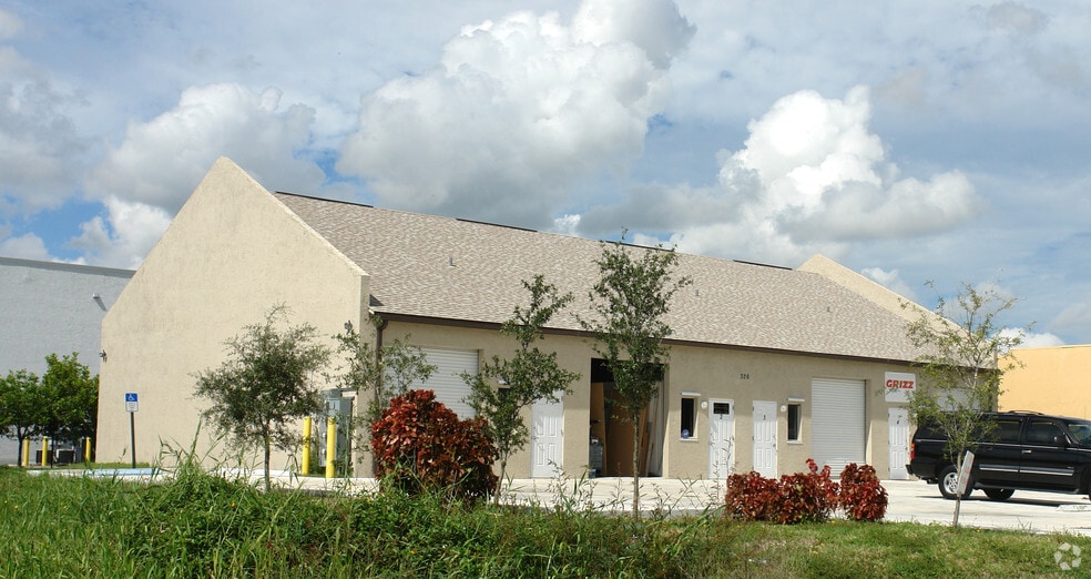 326 NE 3rd Ave, Cape Coral, FL for lease - Primary Photo - Image 2 of 11