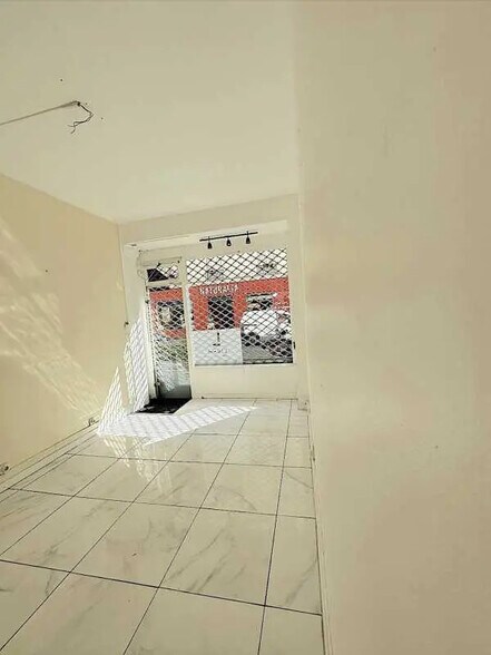 Retail in Paris for lease - Interior Photo - Image 2 of 7