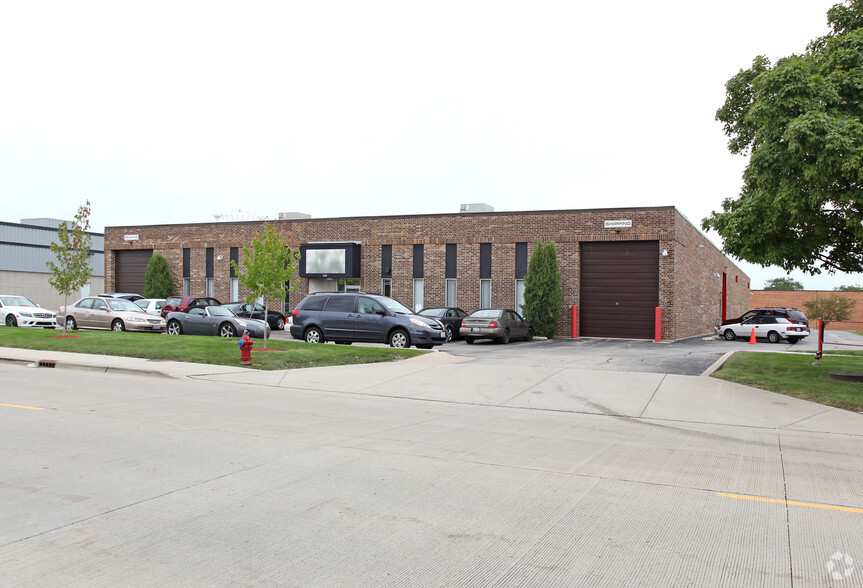 3160 Commercial Ave, Northbrook, IL for sale - Building Photo - Image 1 of 1