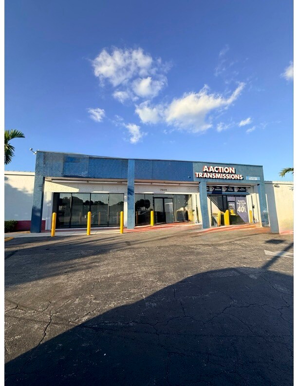 7685 Pines Blvd, Pembroke Pines, FL for lease Interior Photo- Image 1 of 8