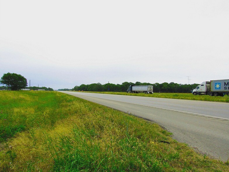 1116 Hwy 290 W, Carmine, TX 78932