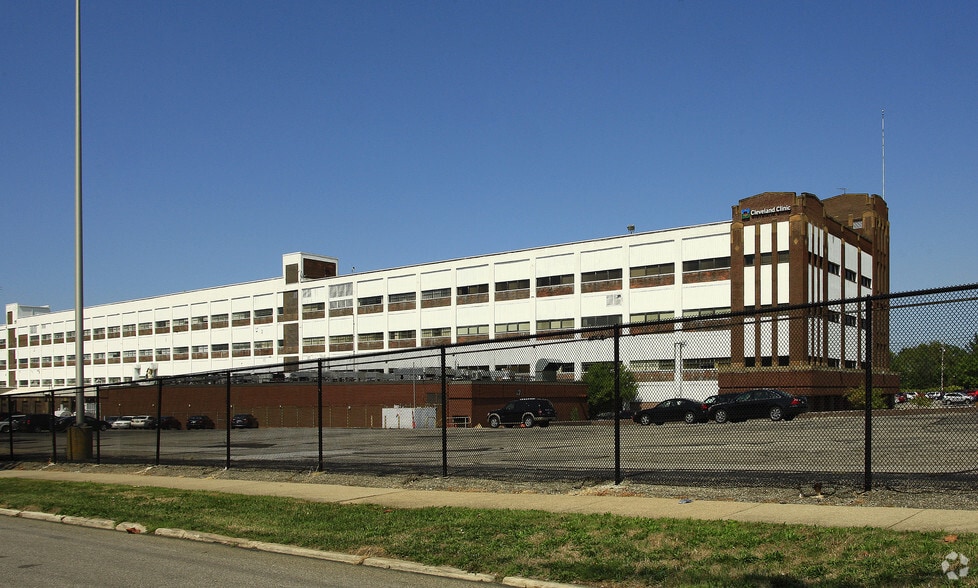 17325 Euclid Ave, Cleveland, OH for lease - Building Photo - Image 3 of 4