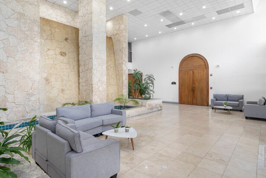 13499 Biscayne Blvd, Miami, FL for lease - Lobby - Image 2 of 35