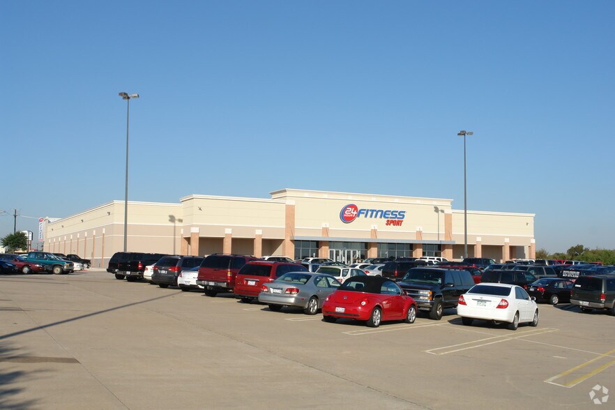 1101 N Walnut Creek Dr, Mansfield, TX 76063