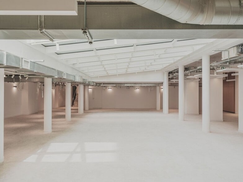 Office in Paris for lease - Interior Photo - Image 2 of 10
