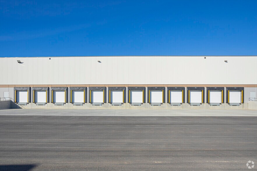 300 Aero Link NE, Calgary, AB for lease - Building Photo - Image 3 of 4