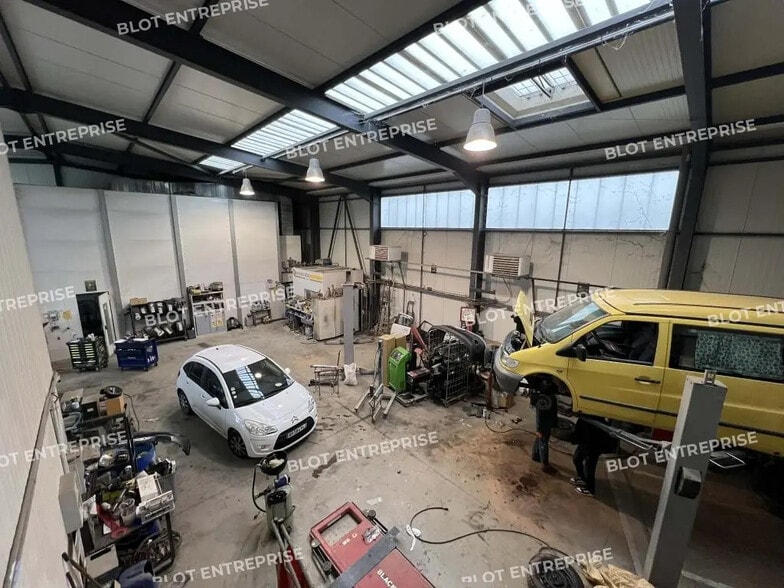 Flex in Le Rheu for lease - Interior Photo - Image 2 of 5