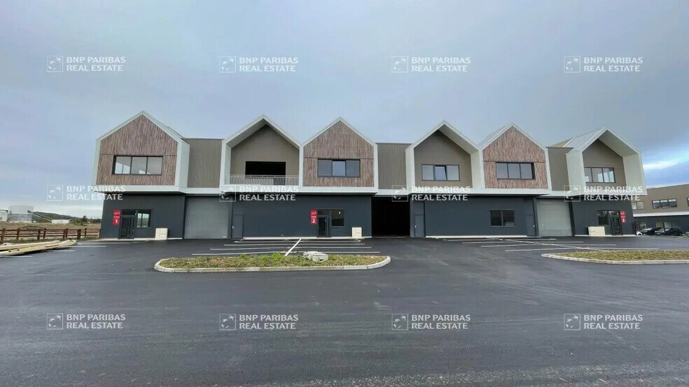 Flex in Flins-sur-Seine for sale - Building Photo - Image 1 of 8