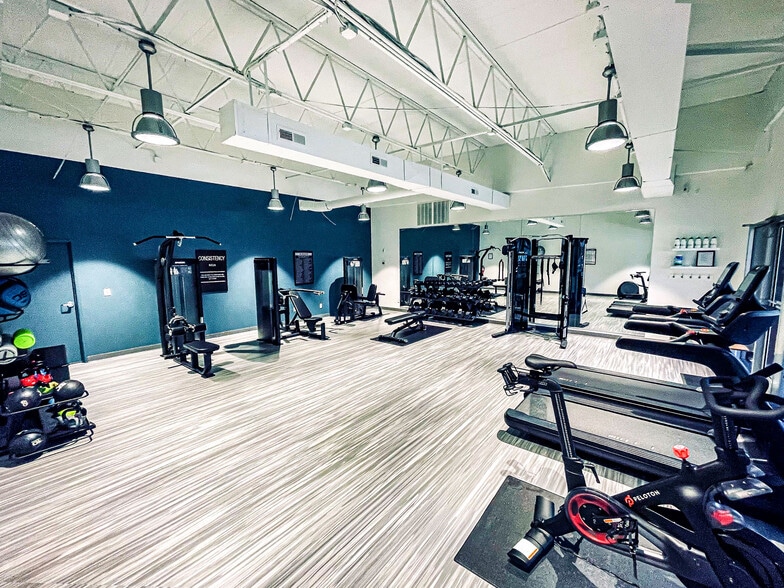 420 Gallimore Dairy Rd, Greensboro, NC for lease - Interior Photo - Image 2 of 12