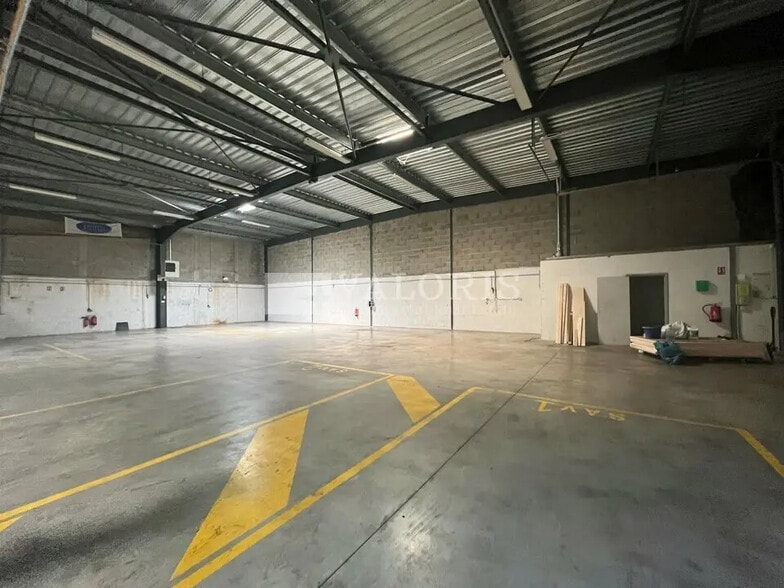 Flex in Saint-Priest for lease - Interior Photo - Image 2 of 3