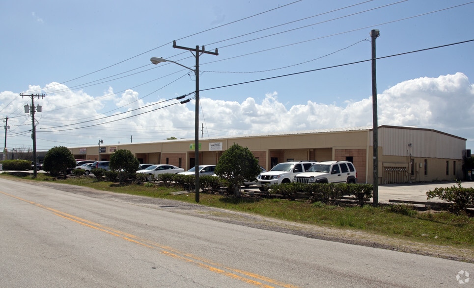 141 Stevens Ave, Oldsmar, FL for lease - Building Photo - Image 2 of 6