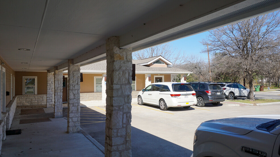 306 E Main St, Round Rock, TX for lease - Building Photo - Image 2 of 7