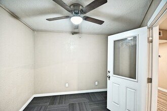 1111 N Walnut Ave, New Braunfels, TX for lease Interior Photo- Image 2 of 3