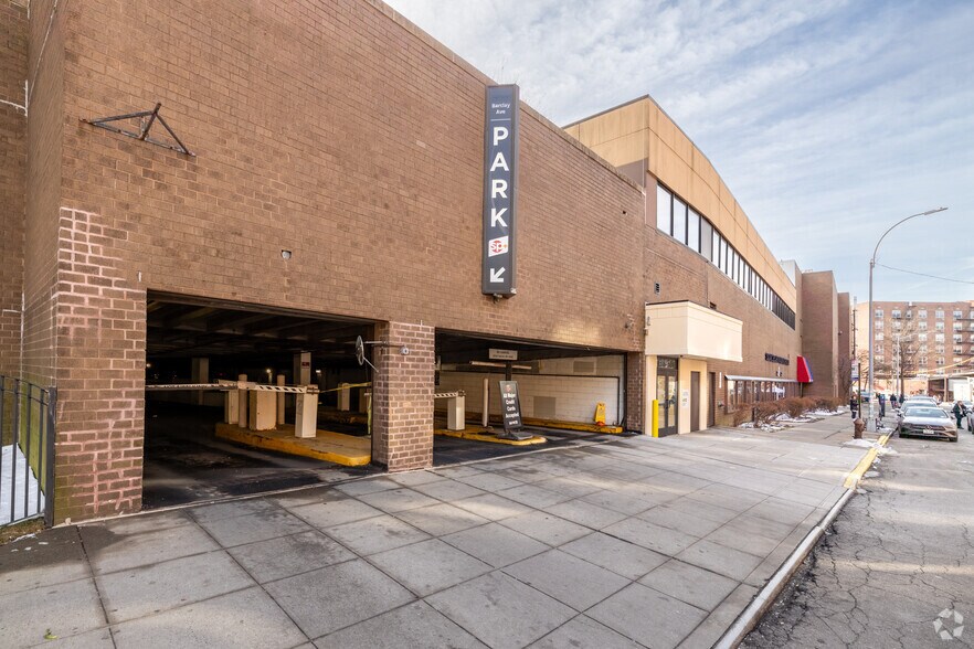 4161 Kissena Blvd, Flushing, NY 11355 Flushing Plaza