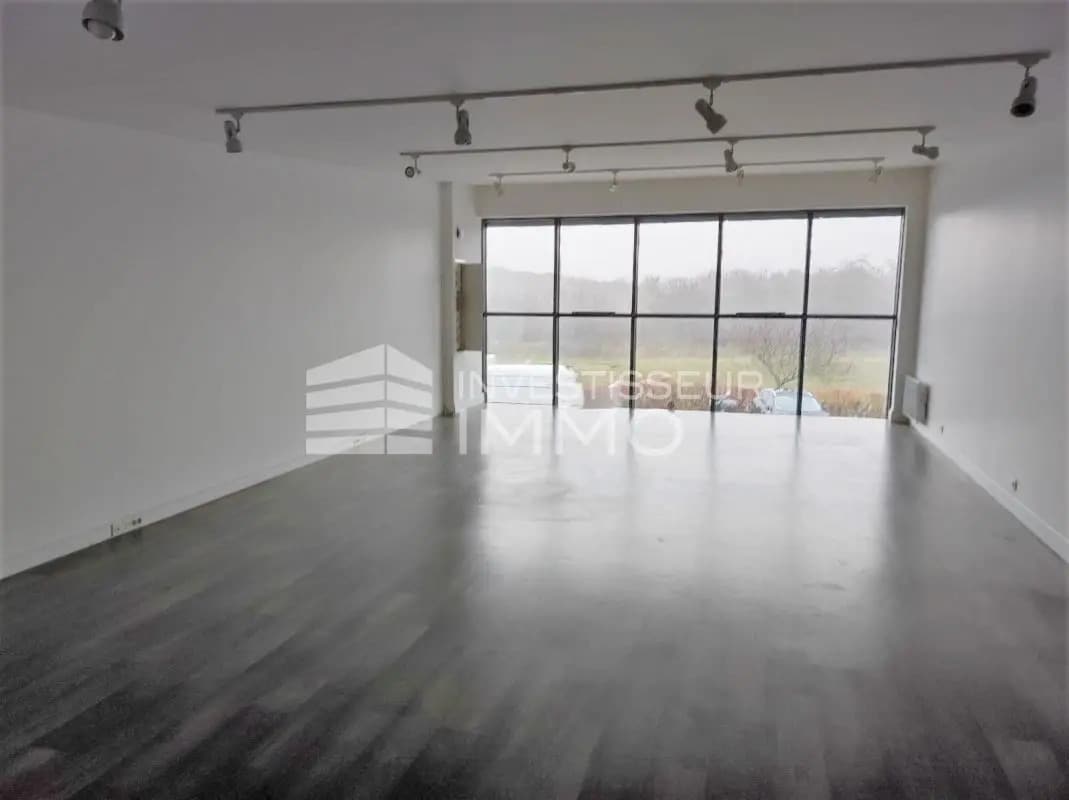 Office in Émerainville for lease Interior Photo- Image 1 of 4