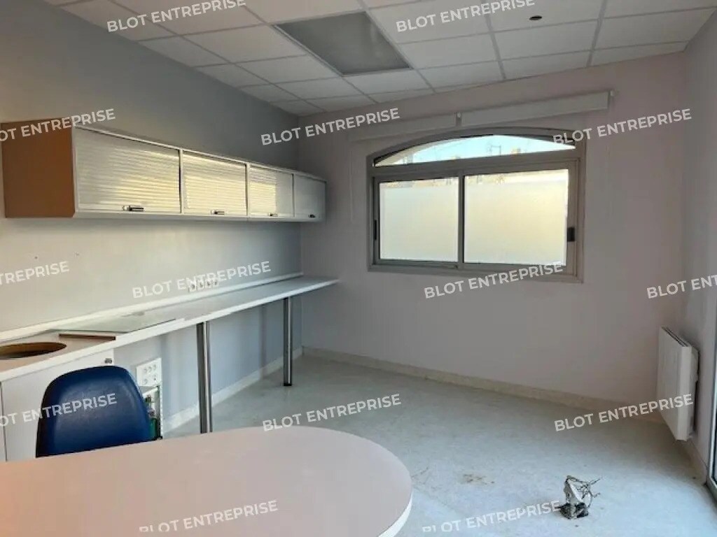 Office in Sarzeau for lease Building Photo- Image 1 of 10