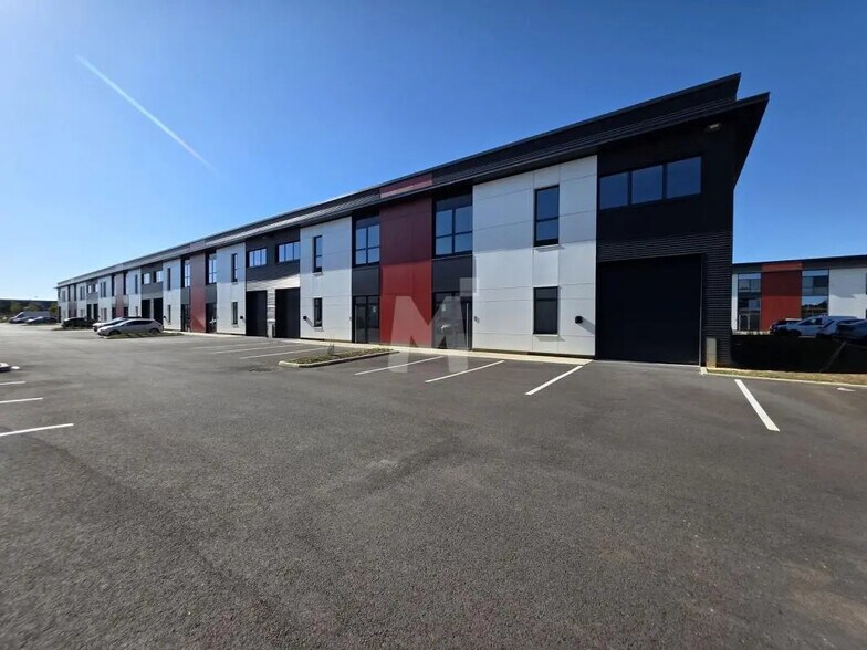 Flex in Lieusaint for sale - Building Photo - Image 1 of 9